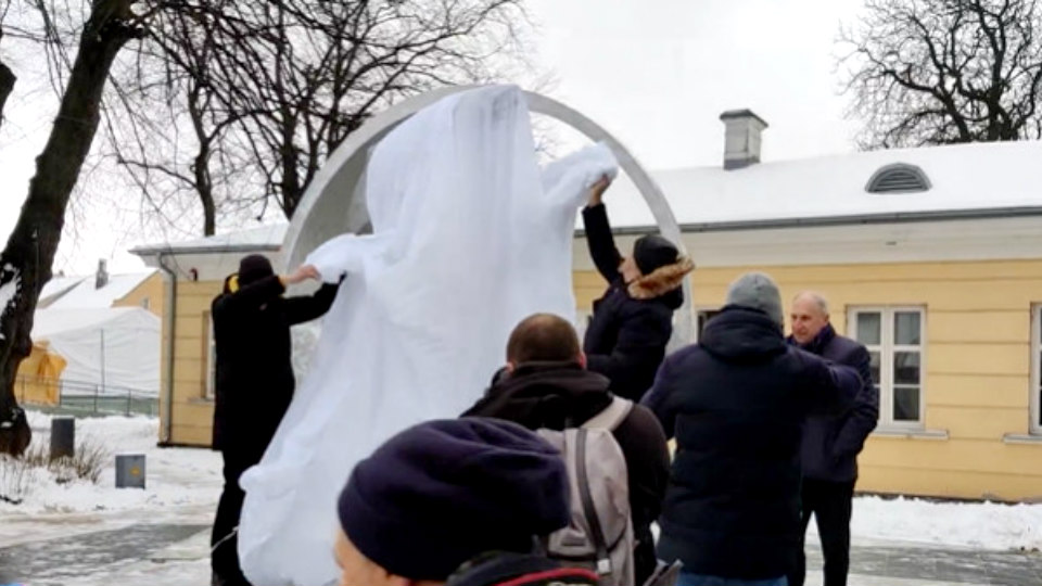 10 января в Вентспилсе торжественно открыли памятник лату