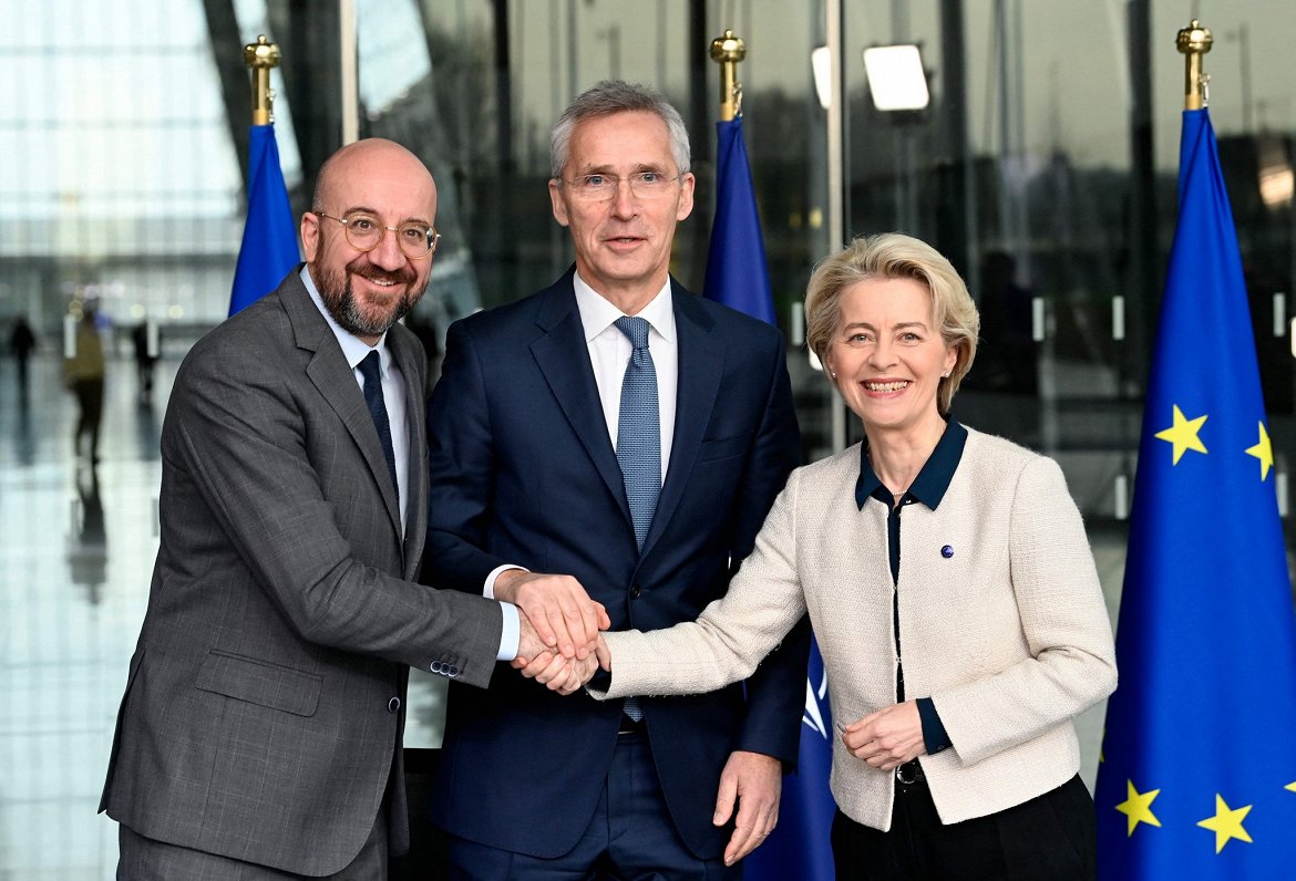 Eiropadomes prezidents Šarls Mišels (no kreisās), NATO ģenerālsekretārs Jenss Stoltenbergs un Eiropa...