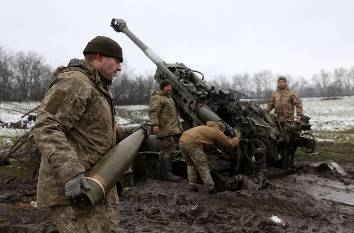 Ukrainas artilēristi apšauda Krievijas spēku pozīcijas
