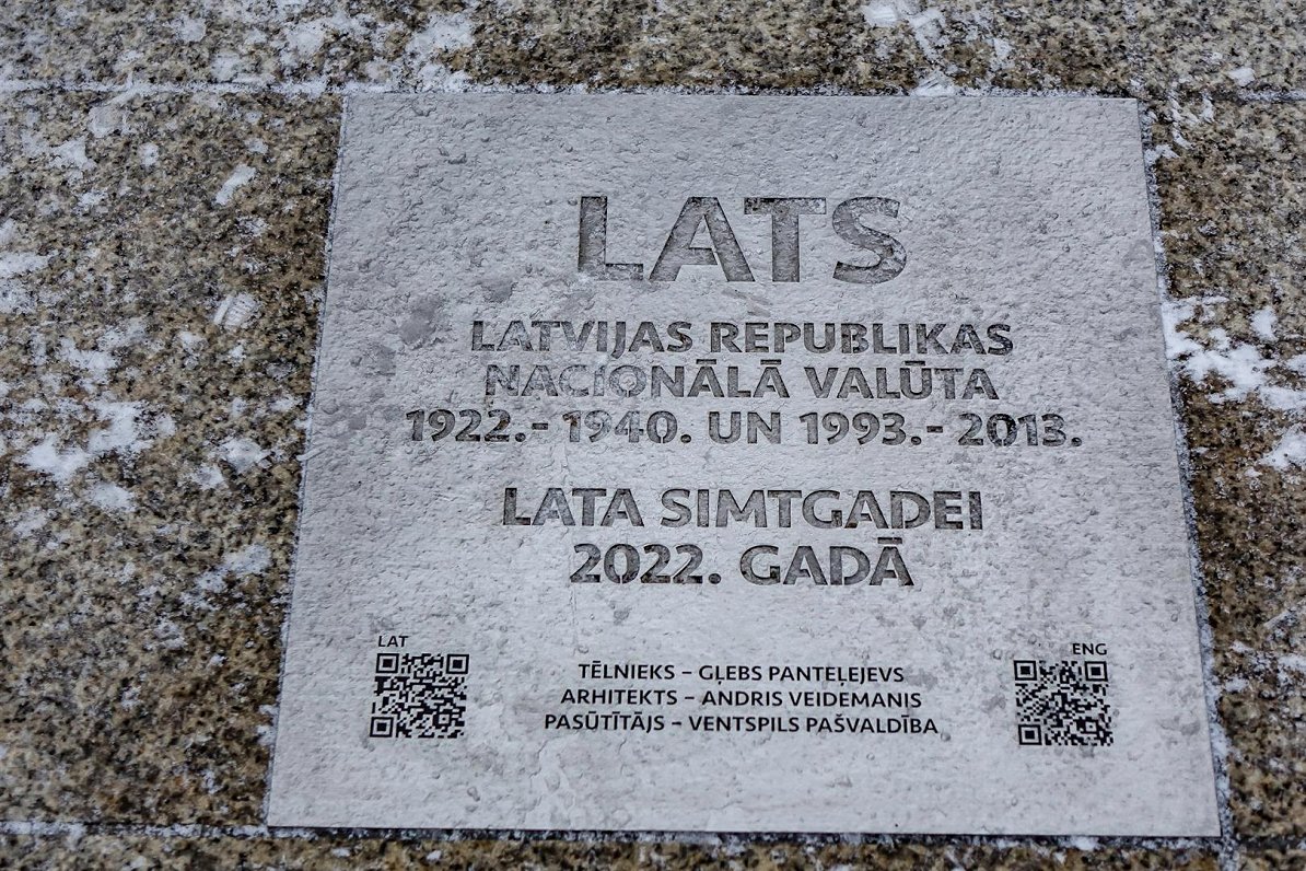 В Вентспилсе открыли памятник лату