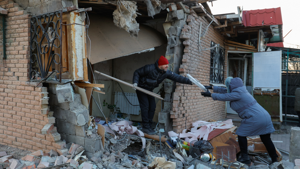 Жители Донецка разбирают руины здания, разбитого при артобстреле. 10.01.2023