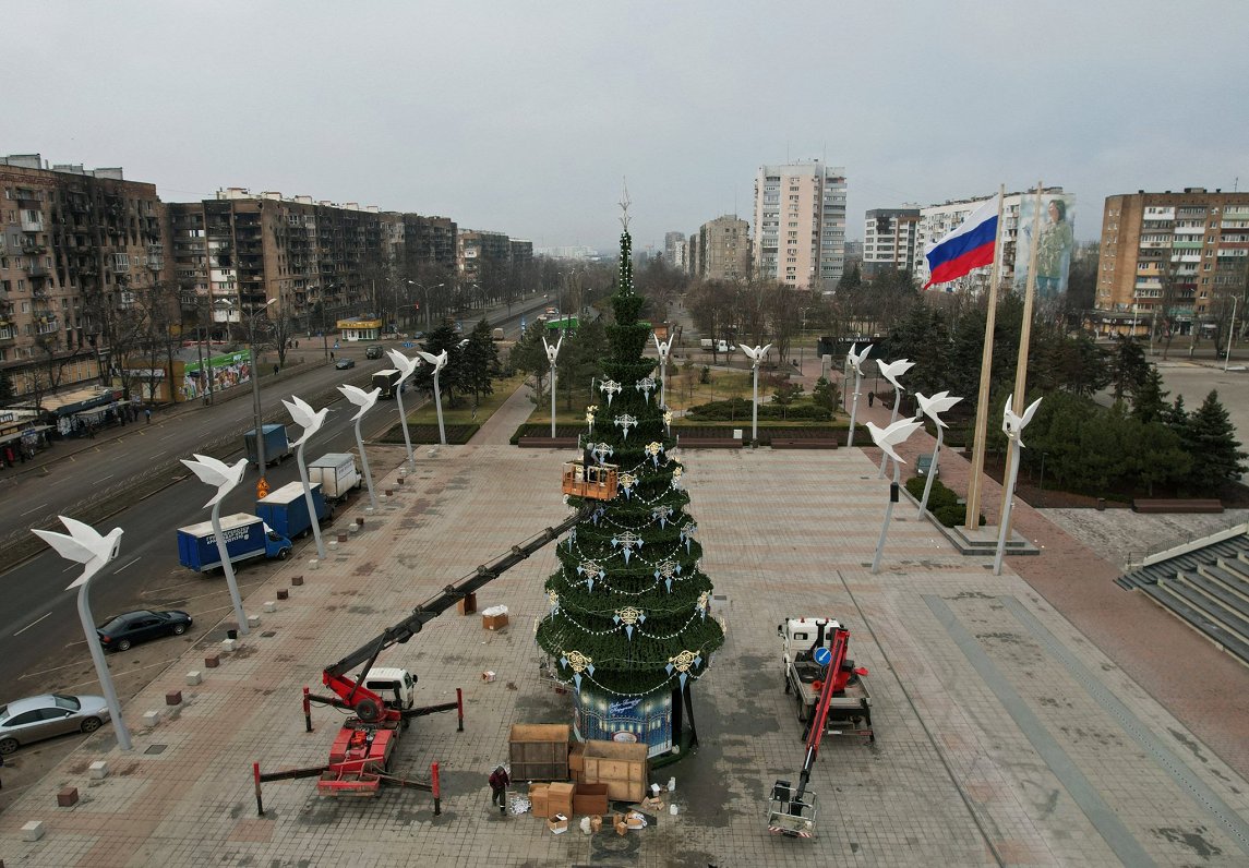 Krievijas okupācijas varas uzstādītā Ziemassvētku egle Ukrainas pilsētā Mariupolē