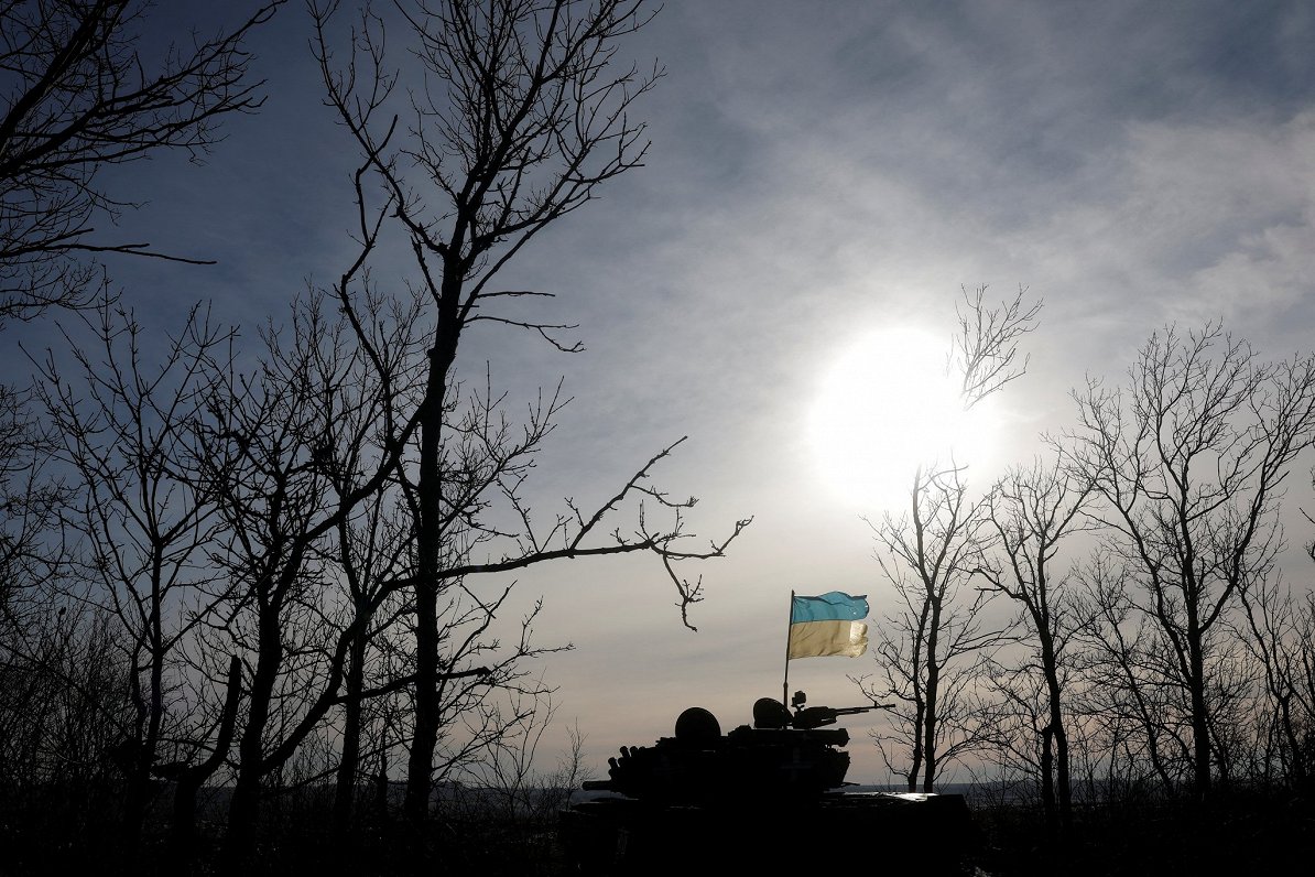 Украинские танкисты едут осматривать позиции в Бахмуте. 10.01.2023