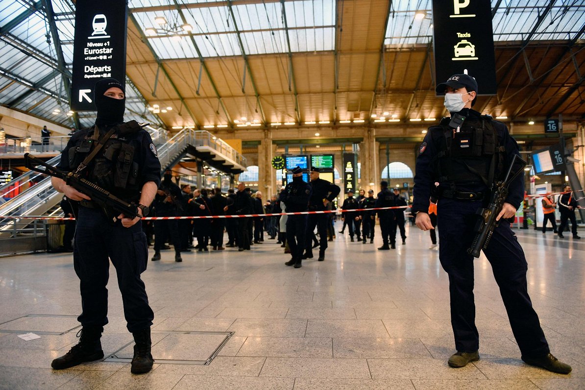 Policisti patrulē Parīzes Ziemeļu dzelzceļa stacijā, kur trešdien sadurti seši cilvēki