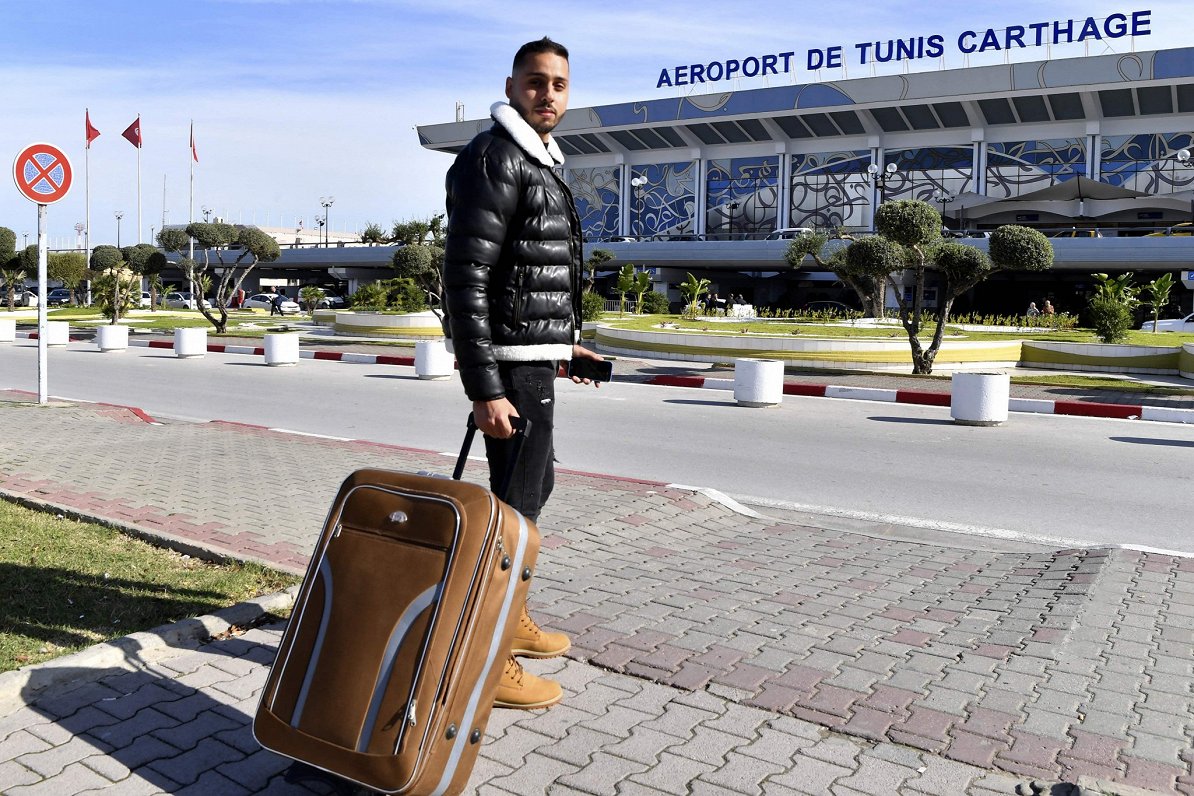 28 gadus vecais tunisietis Eljess Dželasi sapakojis čemodānu, lai dotos strādāt par medbrāli Vācijas...