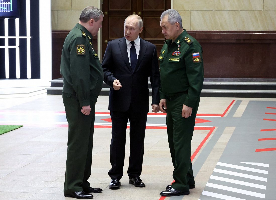 Krievijas Bruņoto spēku Ģenerālštāba priekšnieks Valērijs Gerasimovs (no kreisās) ar Krievijas prezi...