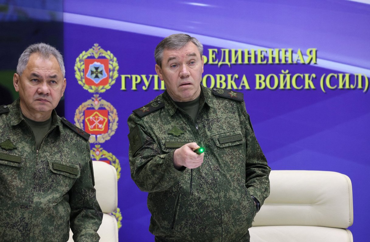 Krievijas Bruņoto spēku Ģenerālštāba priekšnieks Valērijs Gerasimovs (no labās) un aizsardzības mini...