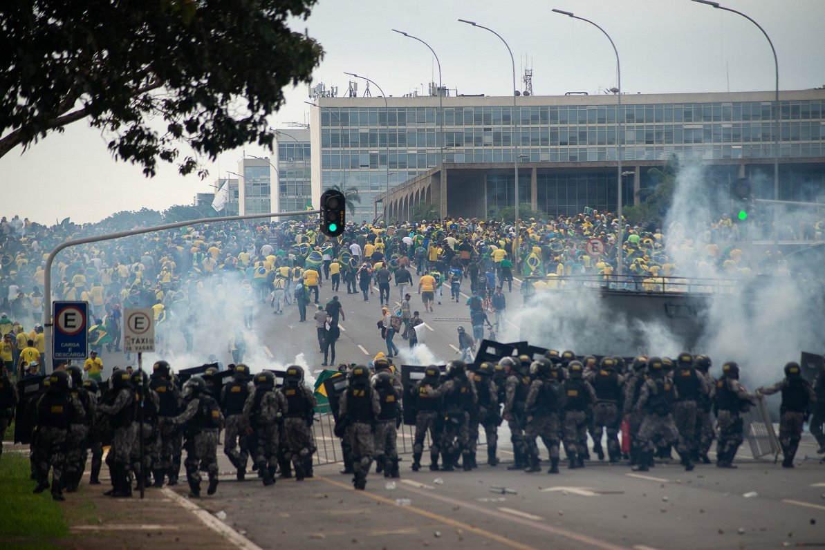 Brazīlijas eksprezidenta Žaira Bolsonaru atbalstītāju sadursmes ar policiju valsts galvaspilsētā Bra...