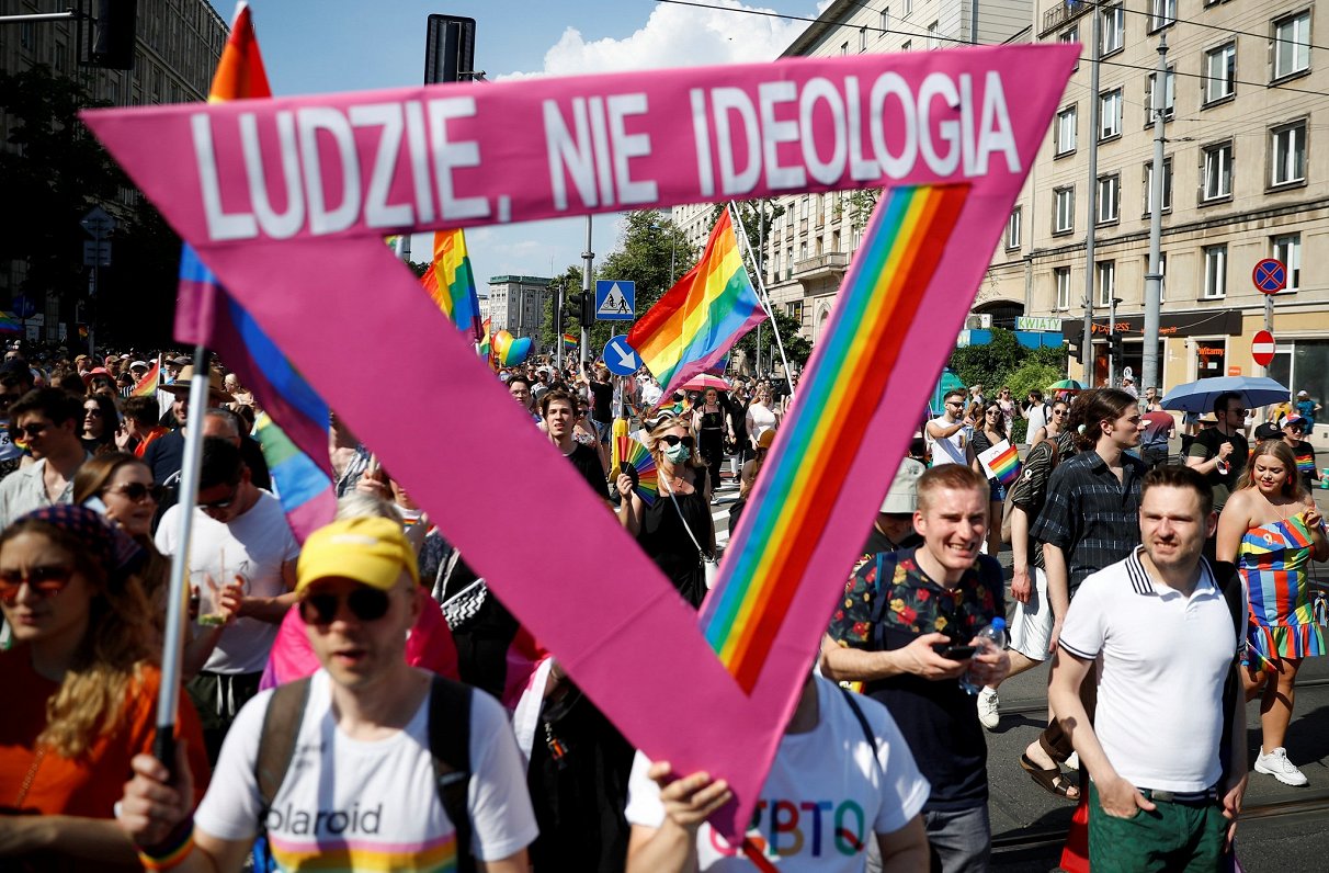 LGBT gājiena dalībnieki Varšavā ar lozungu &quot;Cilvēki, nevis ideoloģija&quot;. Ilustratīvs attēls