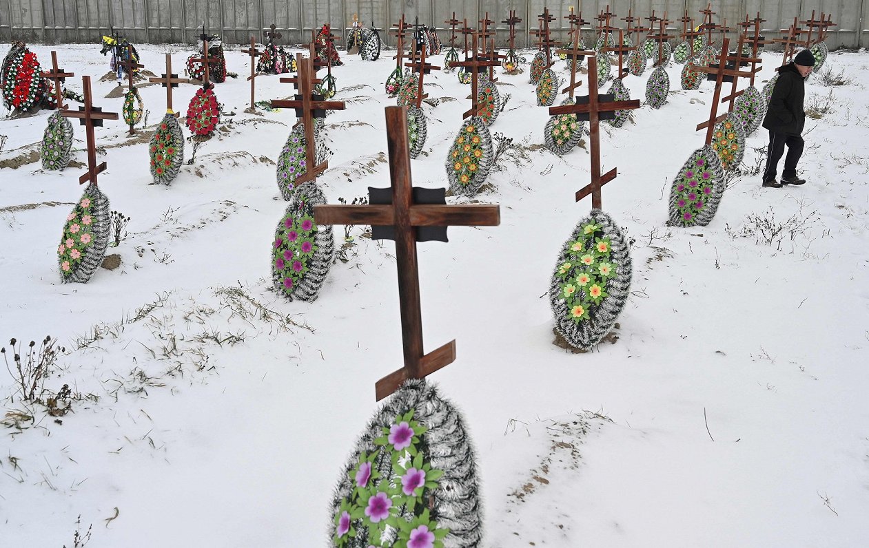 Могилы перезахороненных жертв оккупантов в Буче под Киевом. 12.01.2023