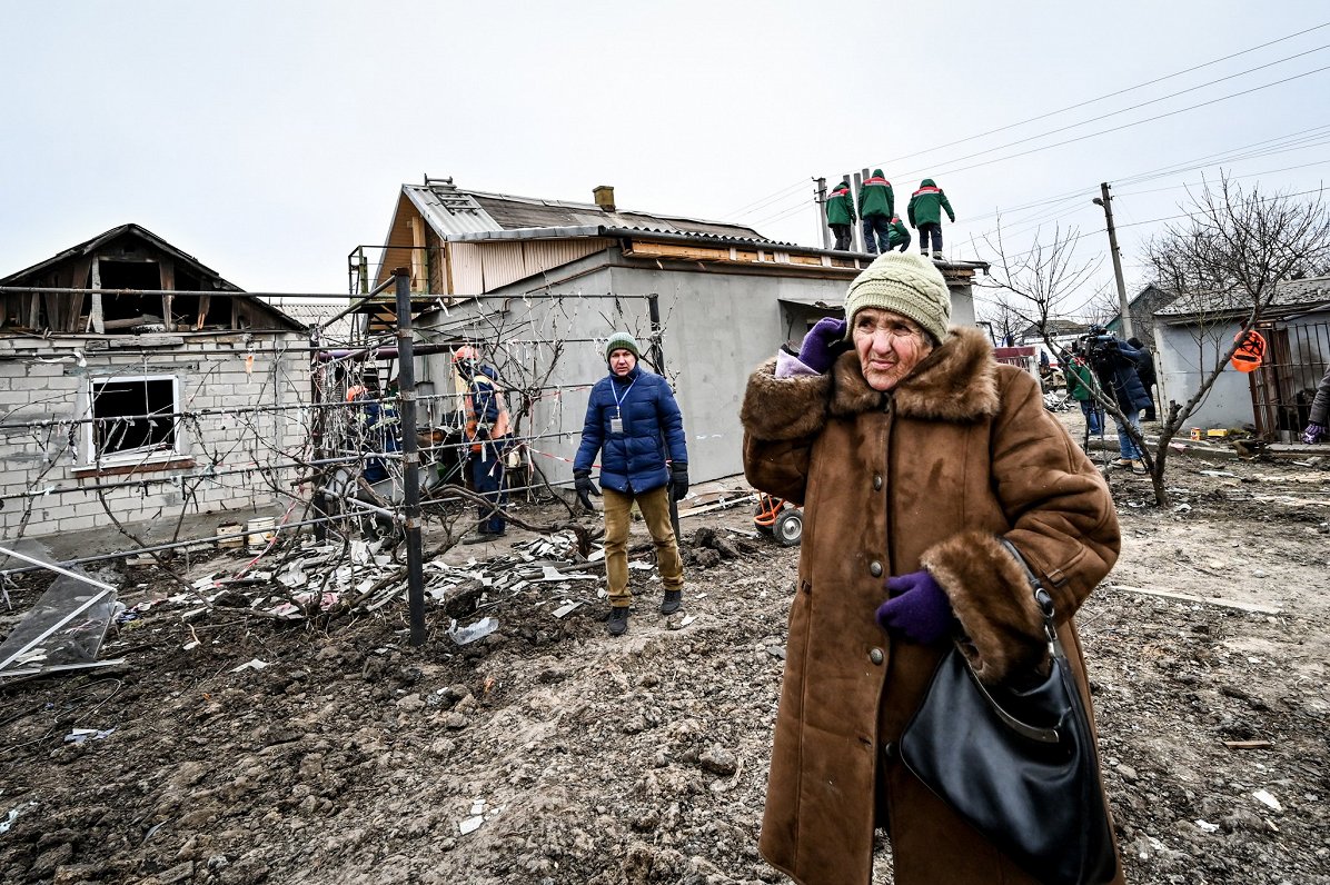 Ukraiņu seniore starp Krievijas triecienos iznīcinātajām mājām Zaporižjas apgabalā, Ukrainā