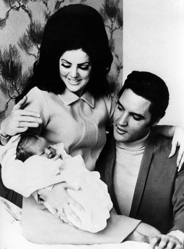 Līza Marija ar tēvu Elvisu un māti Prisilu