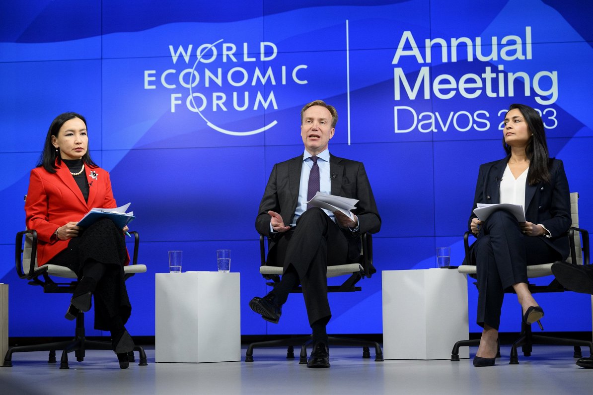 Pasaules ekonomikas foruma prezidents Berge Brende iepazīstina ar Davosas foruma darba kārtību