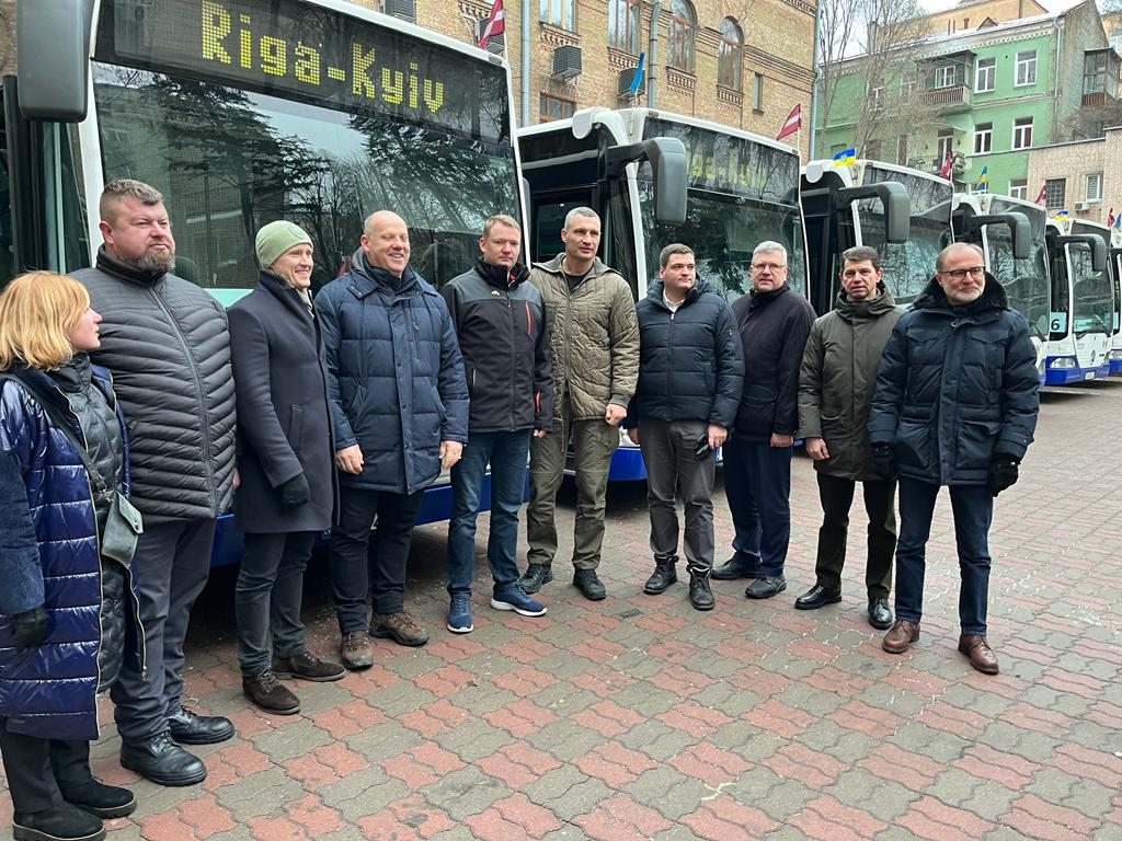 Rīgas dāvātie autobusi tiek pasniegti Kijivai