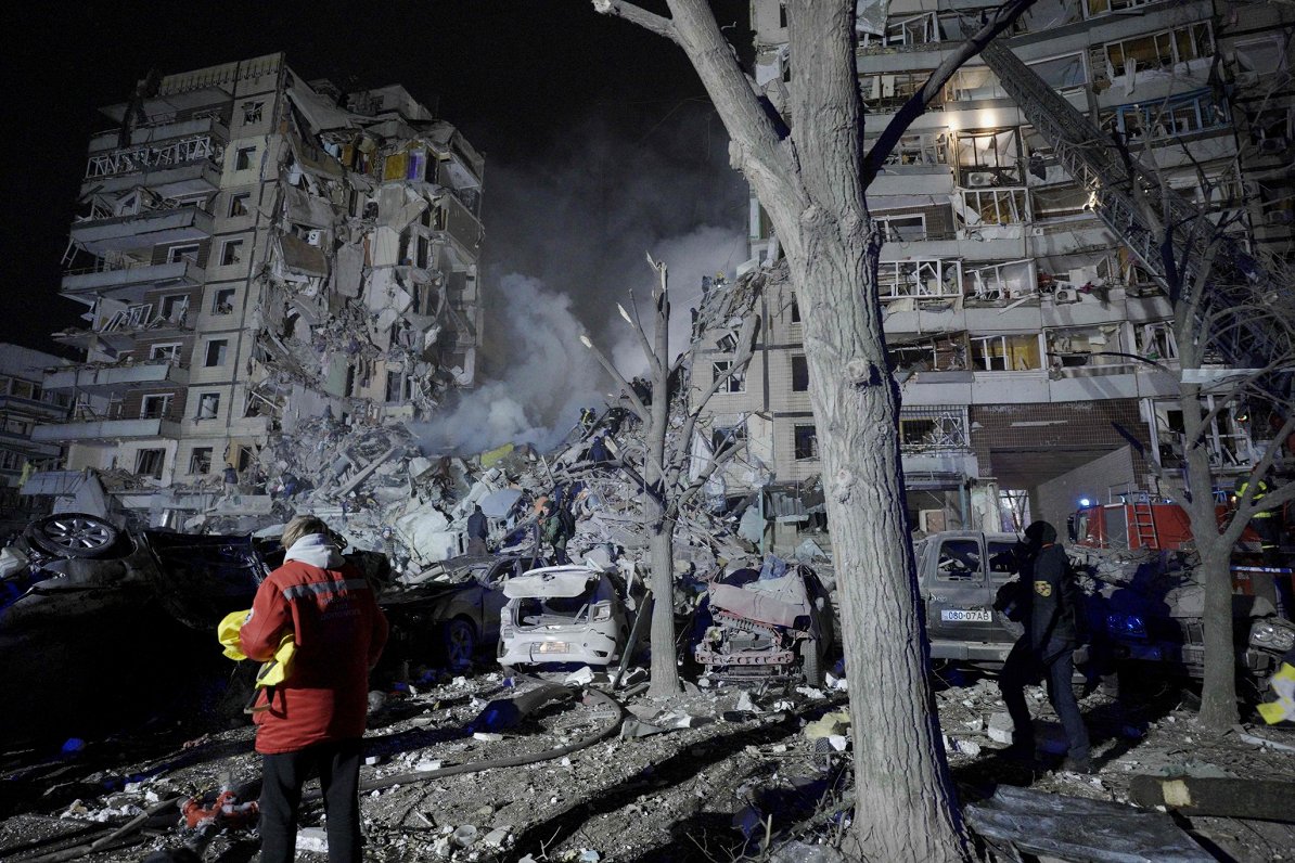 Glābšanas darbi Krievijas raķešu uzbrukumā sagrautās daudzstāvu mājas drupās Dnipro pilsētā Ukrainā