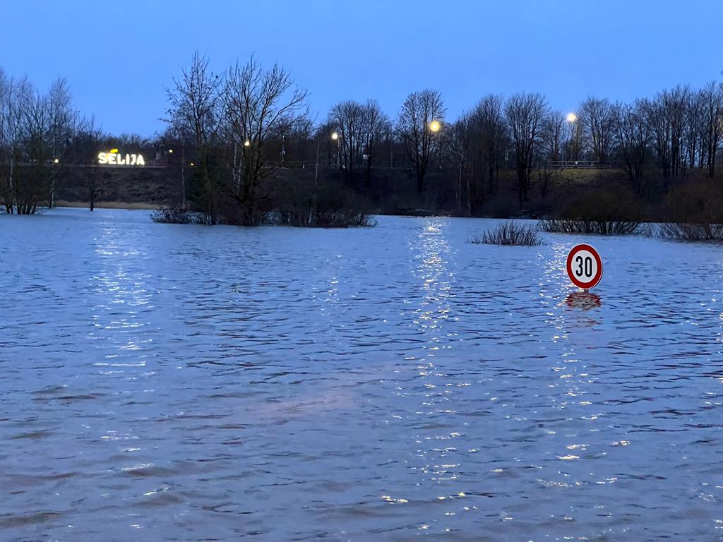 Pašvaldības vēlas mazināt ierobežojumus applūstošajām vietām; Plešs apturējis plūdu risku karšu darbību