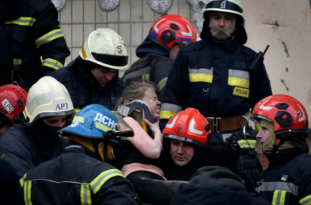 Спасатели разбирают завалы в многоэтажном доме в Днепре, куда ударила ракета РФ. Женщина спасена из-...