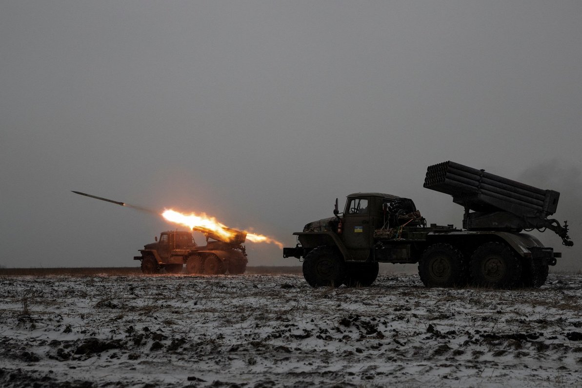 Украинские военные ведут стрельбу из «Града» под бахмутом. 15.01.2023