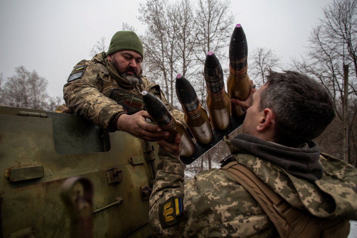 Боец ВСУ передает товарищу снаряды для установки ПВО. 15.01.2023
