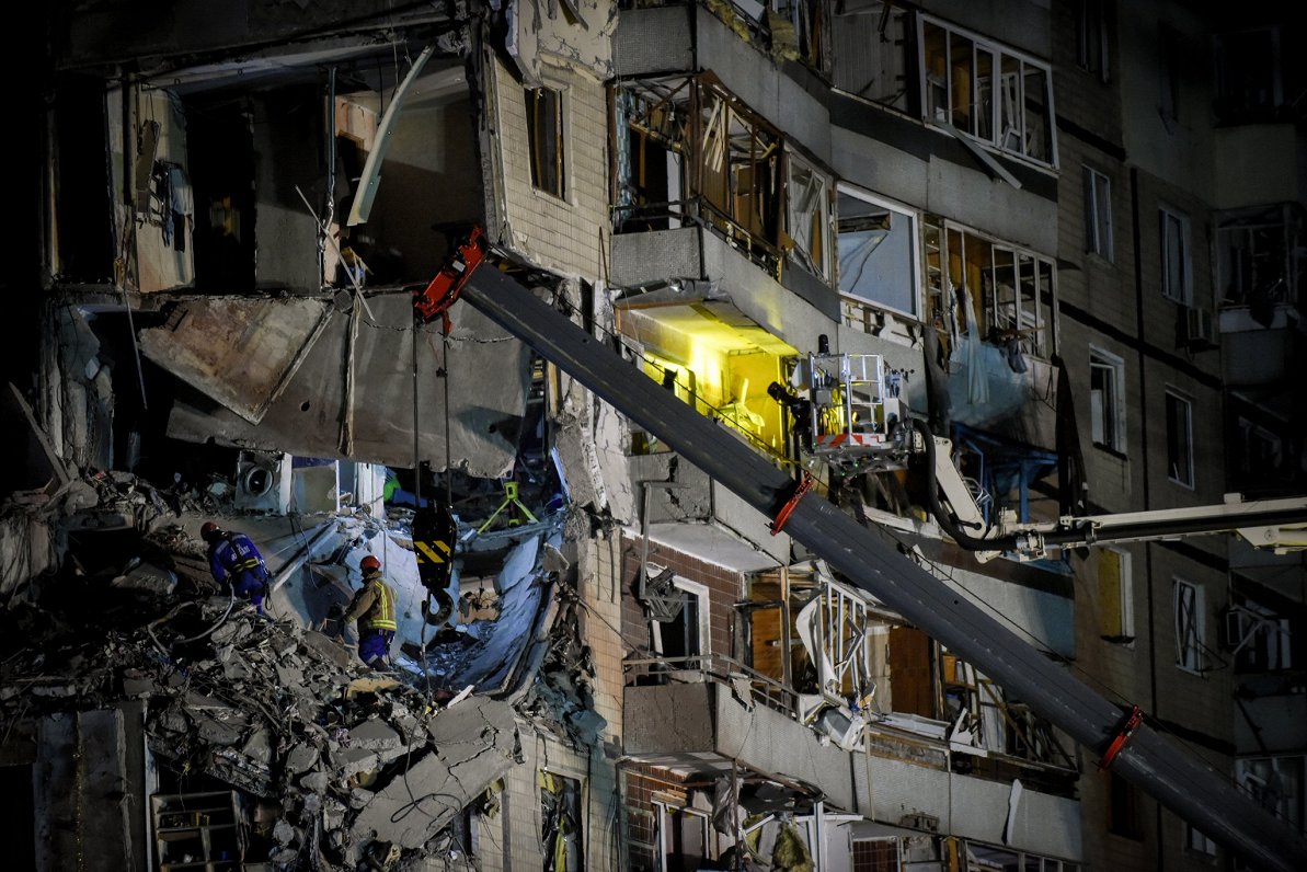 Спасатели вторые сутки разбирают завалы в многоэтажном доме в Днепре, куда ударила ракета РФ, убив д...
