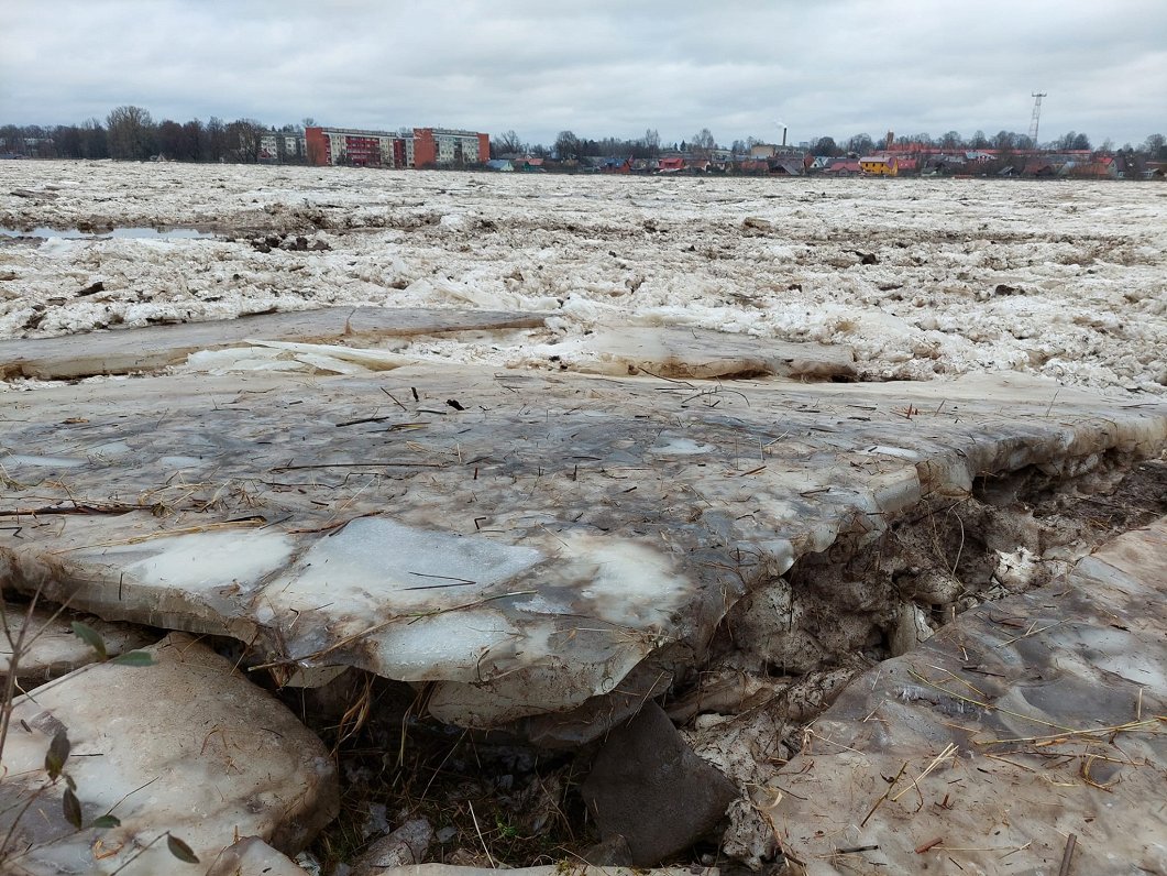 Plūdu skartā Jēkabpils turpina pilsētas sakārtošanu; ūdens līmenis Daugavā krītas