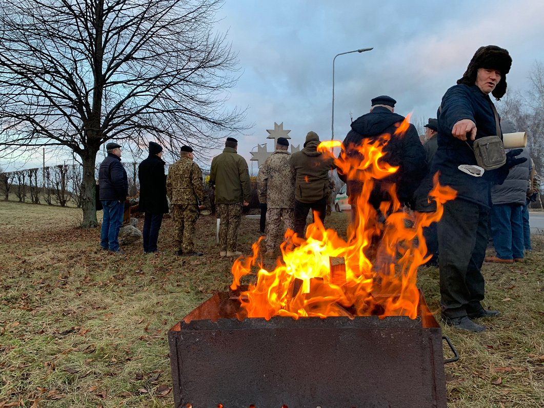 Pie Vecmīlgrāvja tilta piemin barikāžu laikā nošauto Robertu Mūrnieku