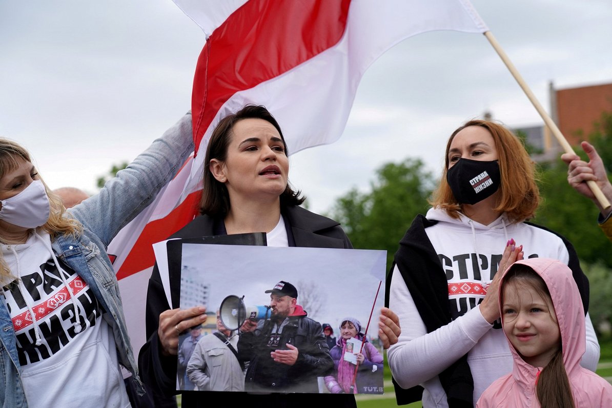 Baltkrievijas opozīcijas līdere Svjatlana Cihanouska ar sava vīra Sjarheja portretu. Sjarhejs ir ies...