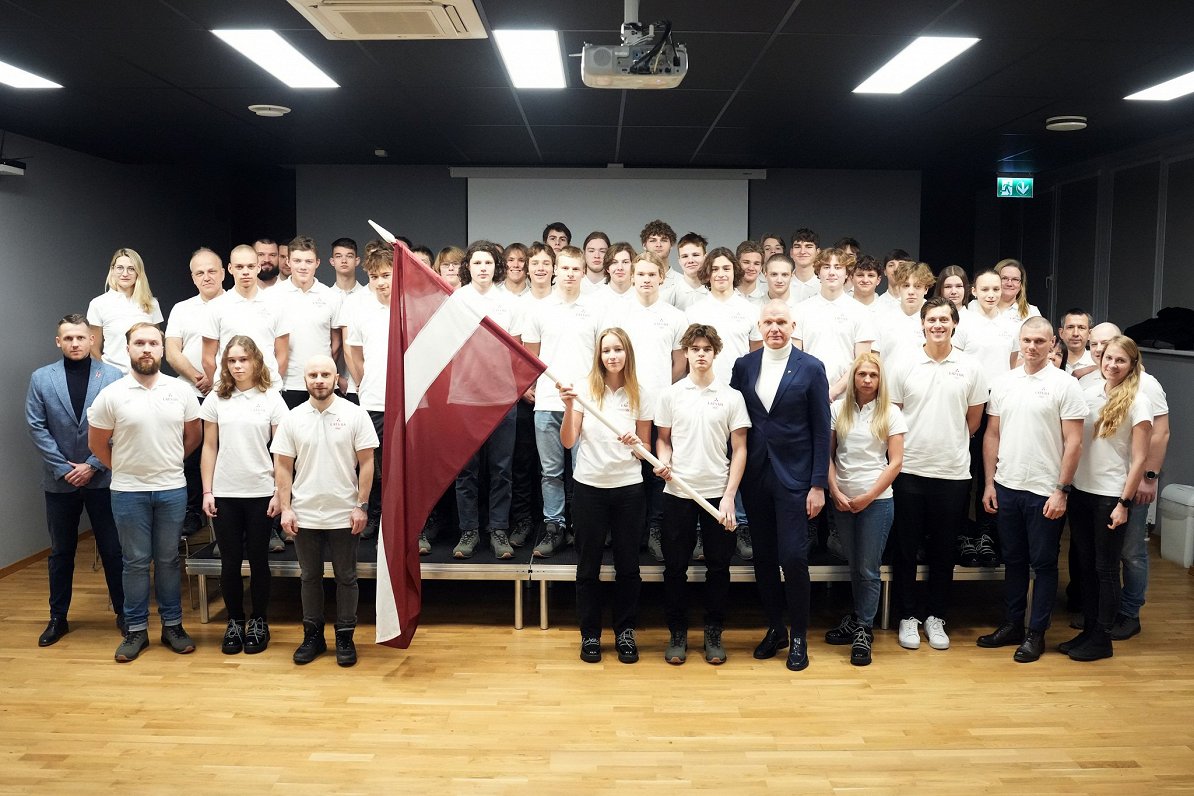 Latvijas delegācija startam ziemas jaunatnes olimpiskajā festivālā