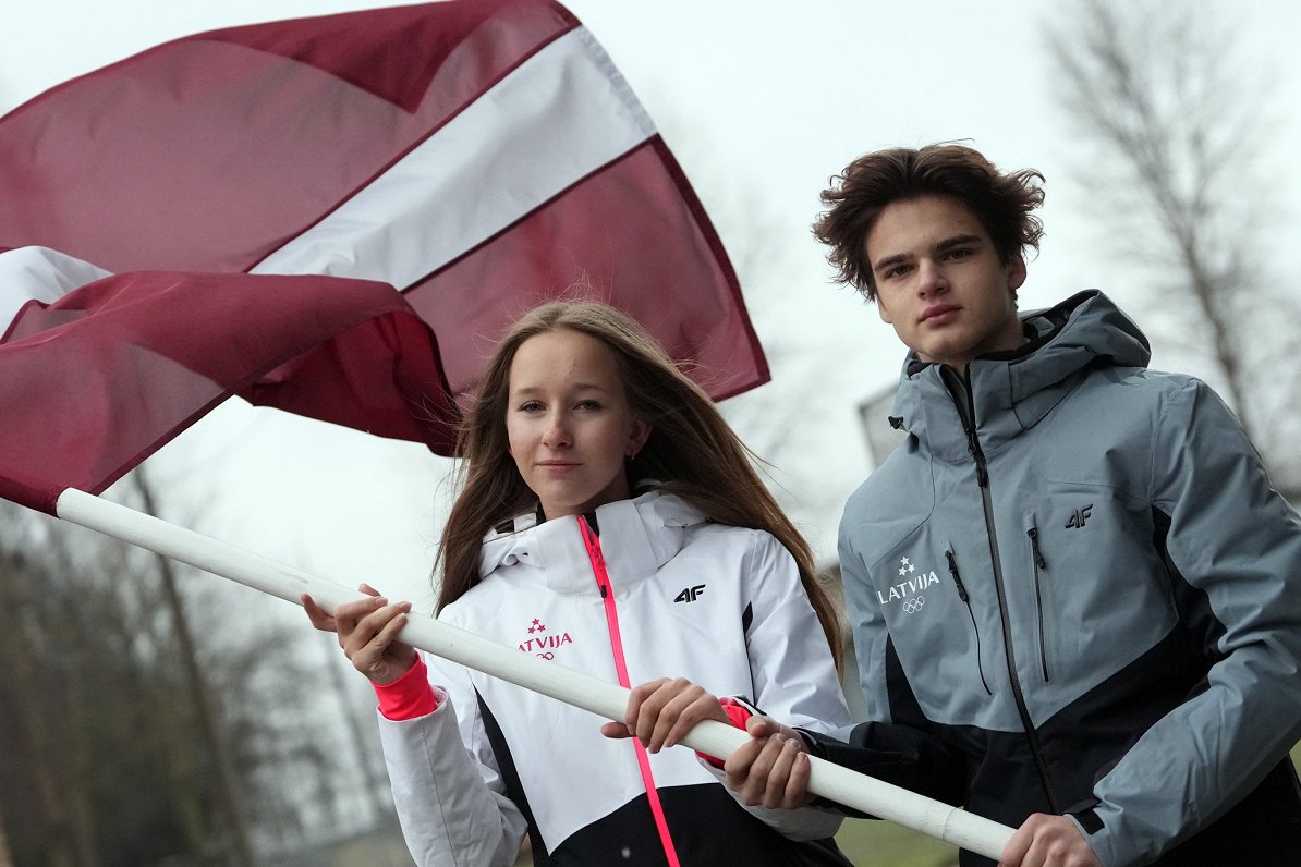 Latvijas delegācijas karognesēji jaunatnes ziemas olimpiskajā festivālā Marija Seļiverstova un Linar...