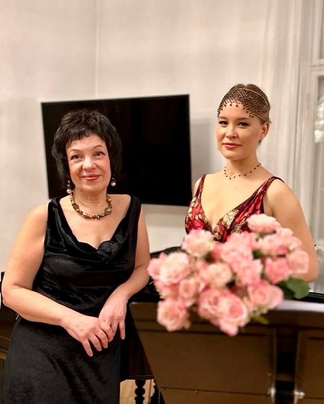 Инна Давыдова и Любовь Каретникова после концерта