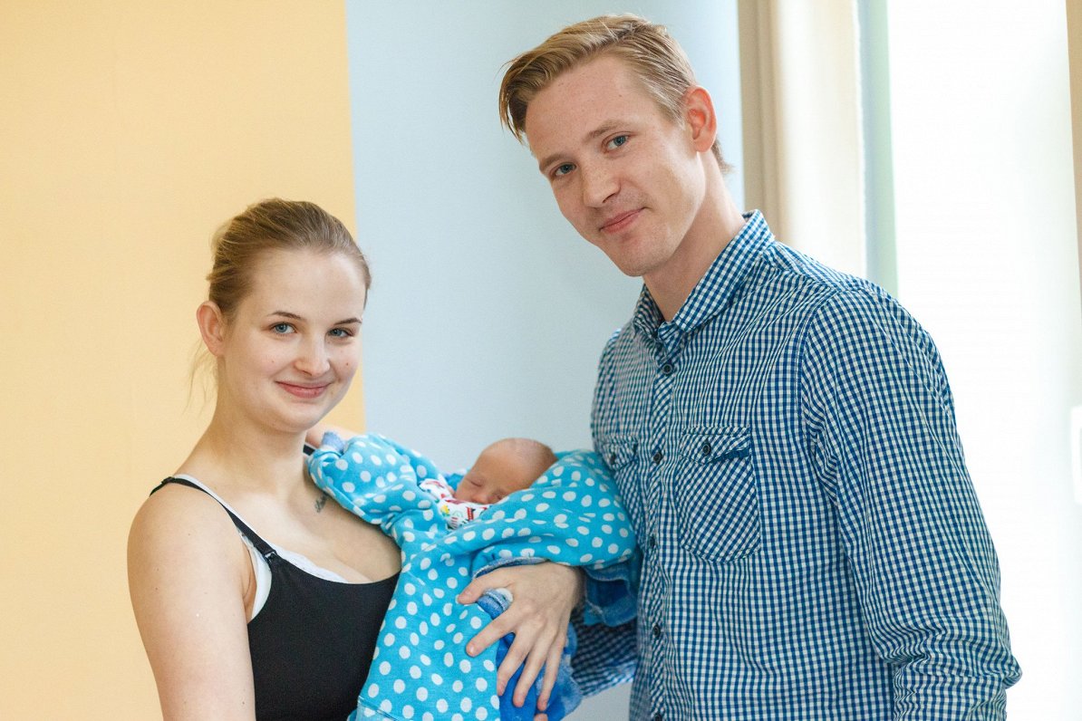 Jaunie vecāki ar mazuli Igaunijā