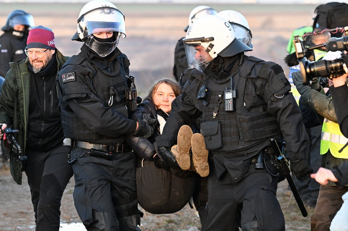 Vācijas policisti aiztur vides aktīvisti Grētu Tūnbergu