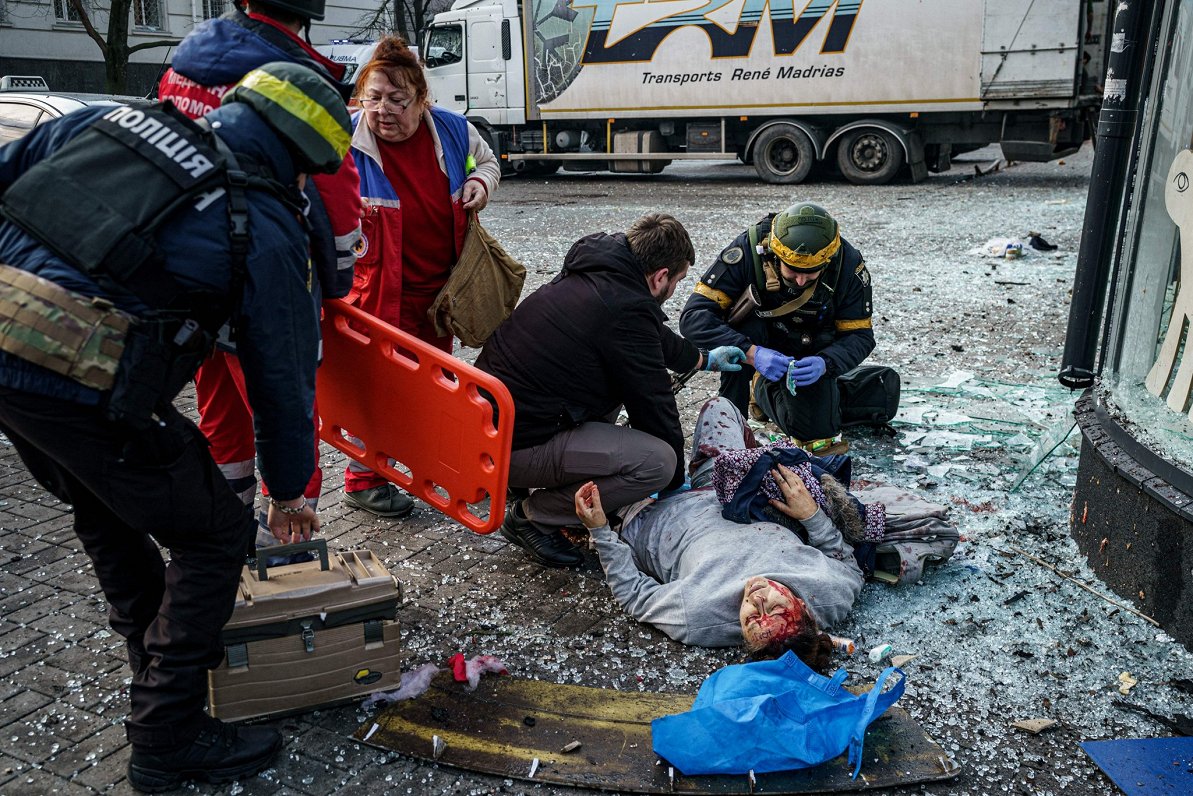 Ukrainas pilsētā Hersonā glābēji palīdz sievietei, kas ievainota Krievijas sarīkotā apšaudē