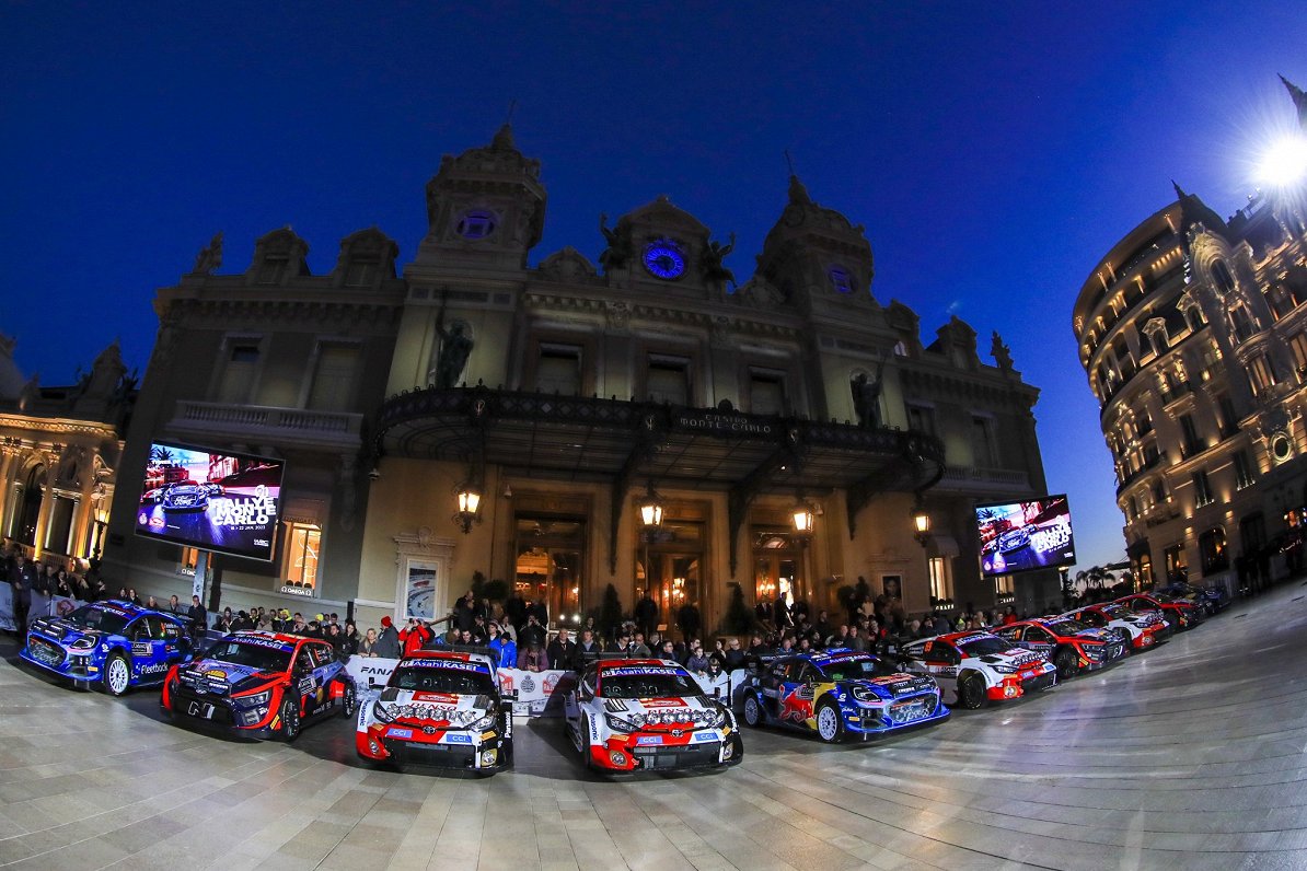 WRC spēkrati pie Montekarlo Kazino ēkas 2023. gada Montekarlo rallija atklāšanā