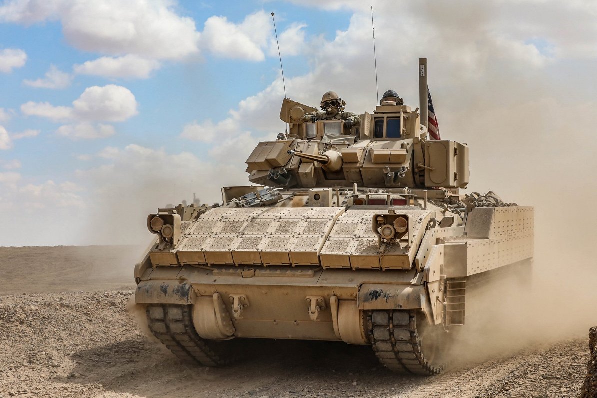ASV karavīri ar &quot;Bradley&quot; M2A3 kaujas mašīnu Sīrijā pērn. Attēls ilustratīvs