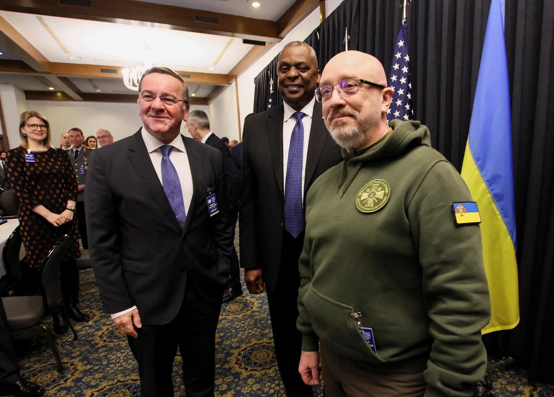Ukrainas aizsardzības ministrs Oleksijs Reznikovs (no labās) sanāksmē Ramšteinā tiekas ar ASV aizsar...