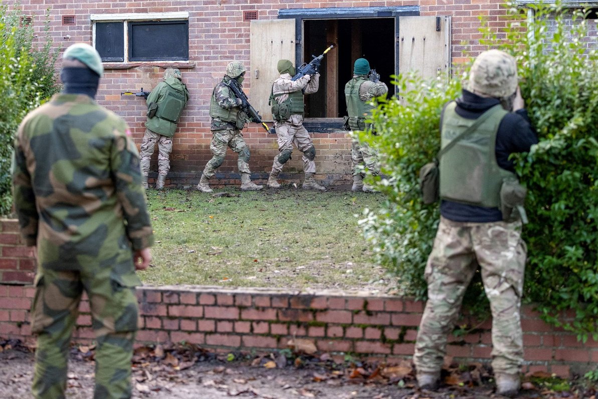 Ukrainian troops being trained in the United Kingdom