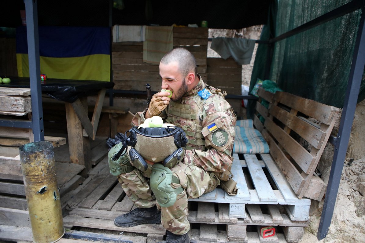 Ukrainas karavīrs ietur maltīti. Ukraiņu žurnālisti izteikuši bažas, ka pārtika karavīriem tiek iepi...