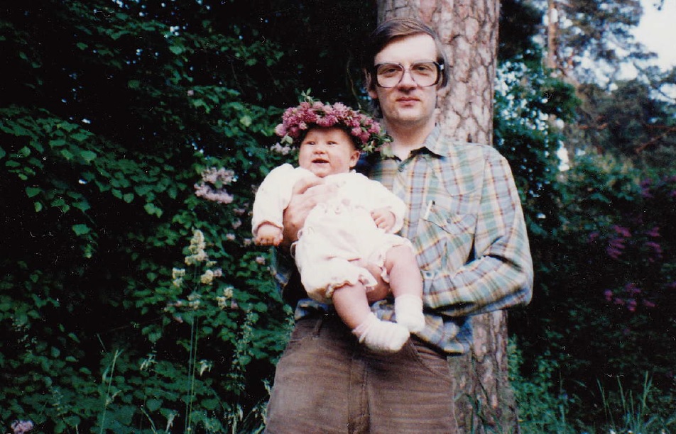 Danute ar tēvu 1991. gada Jāņos