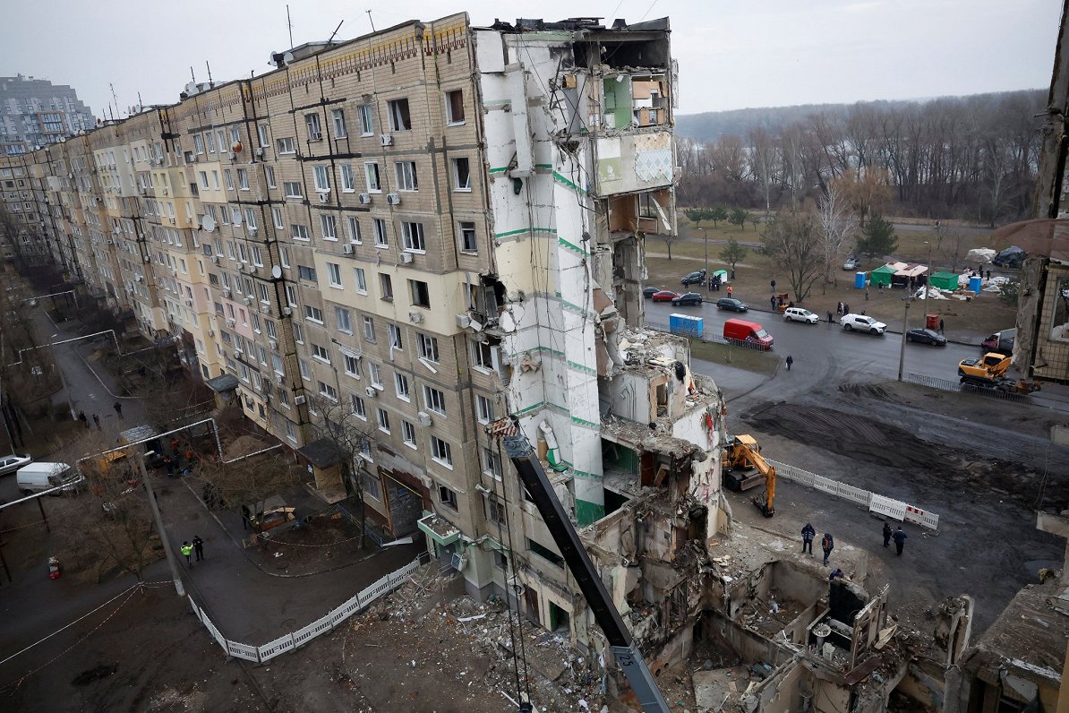 Daudzdzīvokļu nams Ukrainas pilsētā Dnipro, ko izpostīja Krievijas raķetes trieciens