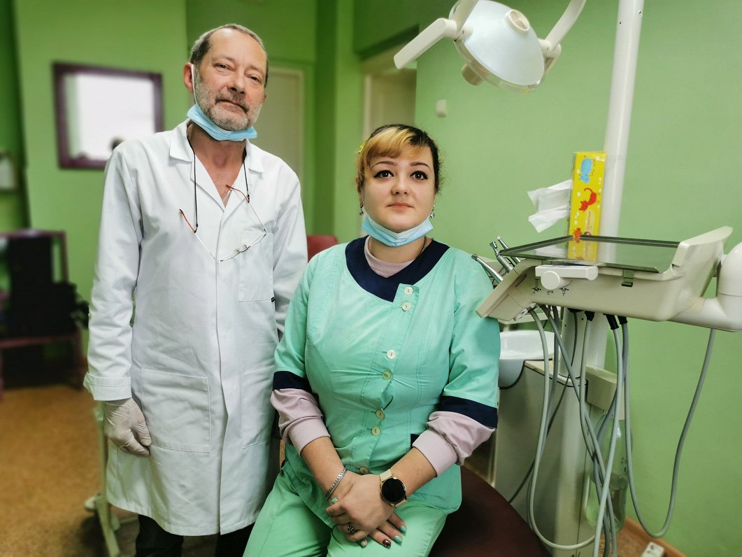 Priekules poliklīnikas zobārsts no Ukrainas Oleksijs Burjaks un medmāsa Nataļja Reucka