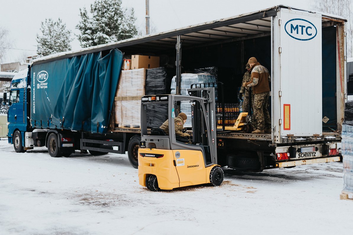 Aizsardzības nozares un Latvijas uzņēmēju sarūpētās humānās palīdzības sūtījums Ukrainai.