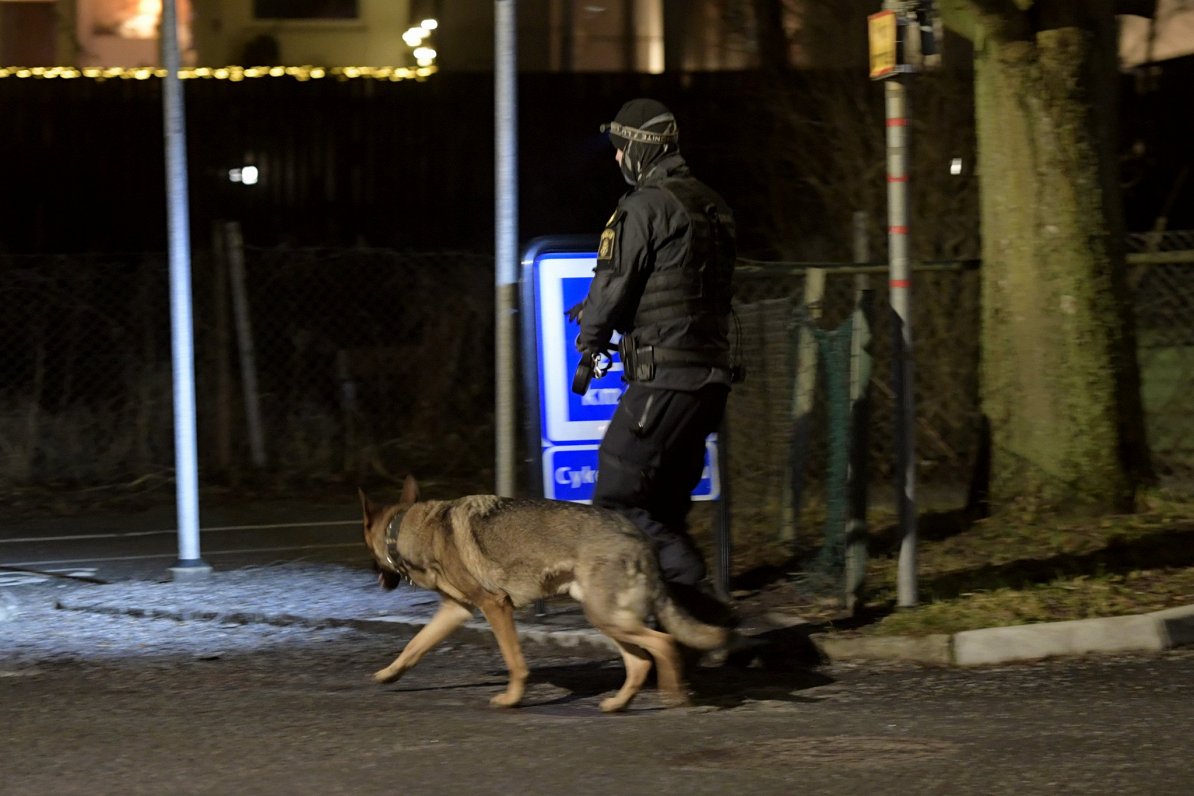 Zviedru policists ar suni patrulē Stokholmas ielās