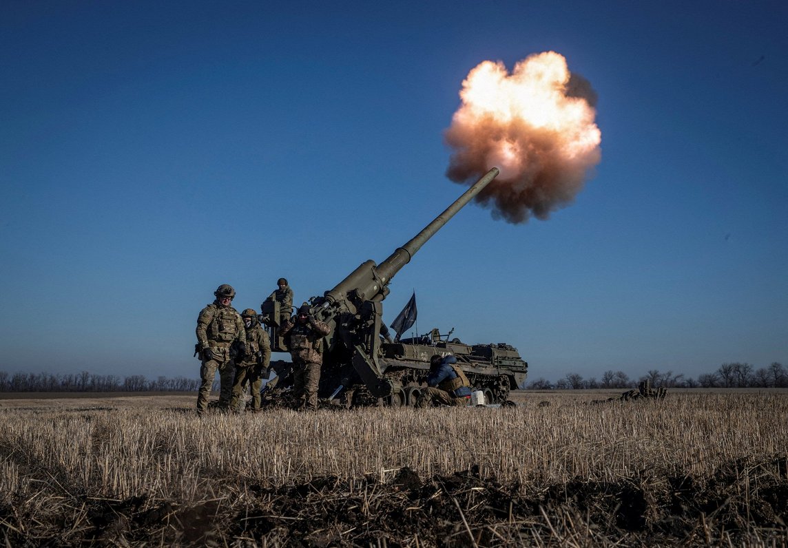 Ukraiņu armijas karavīri šauj ar 2S7 &quot;Pion&quot; artilērijas sistēmu uz Krievu armijas pozīcijā...
