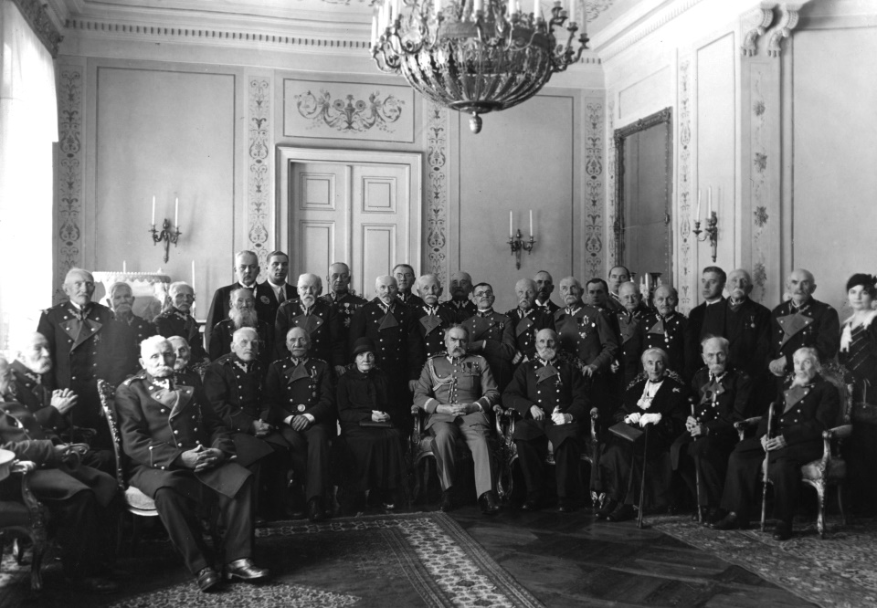 Diktators Juzefs Pilsudskis ar  Janvāra sacelšanās dalībniekiem 1933.gadā