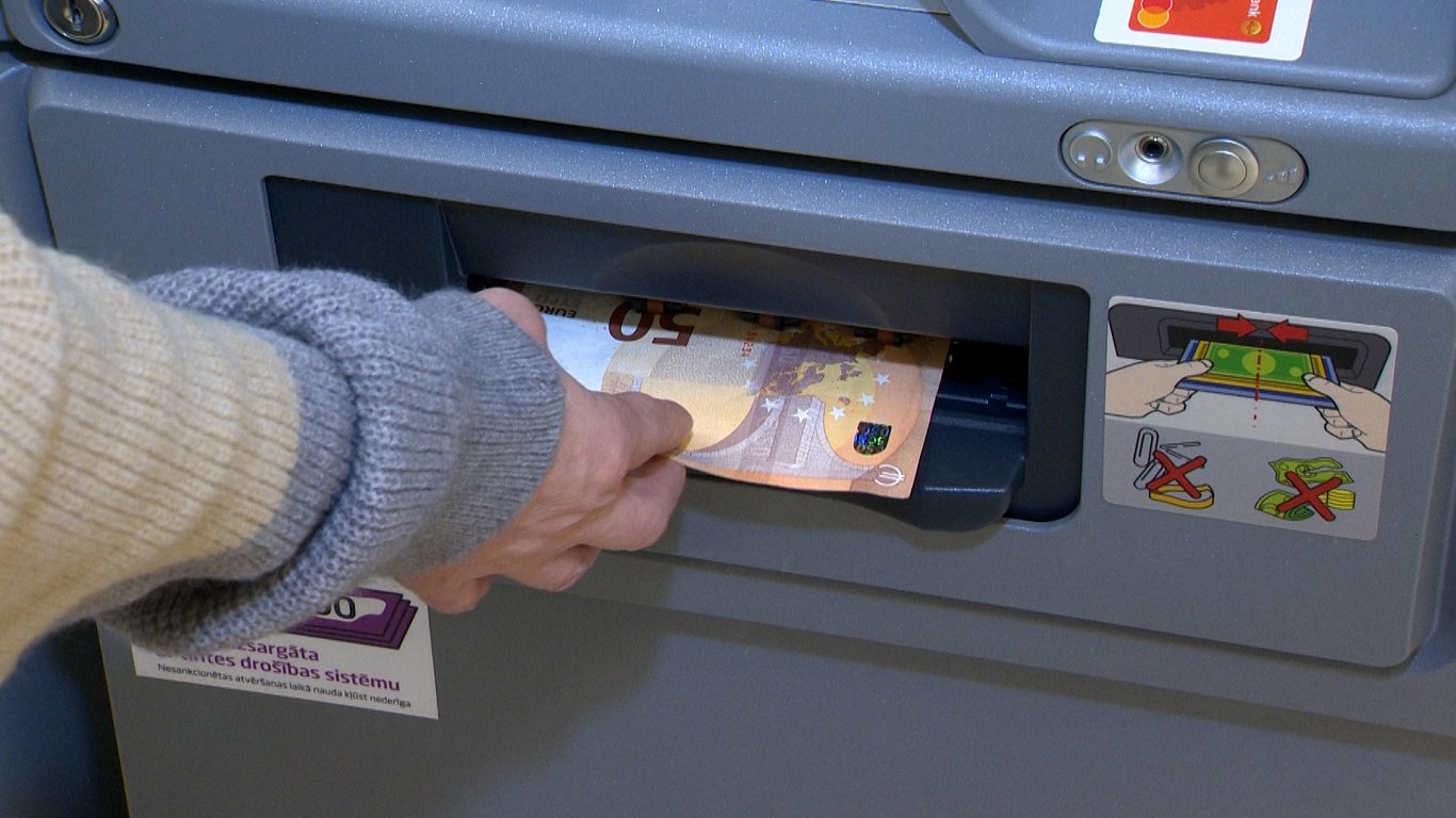 Снятие денег в банкомате. Иллюстративное фото