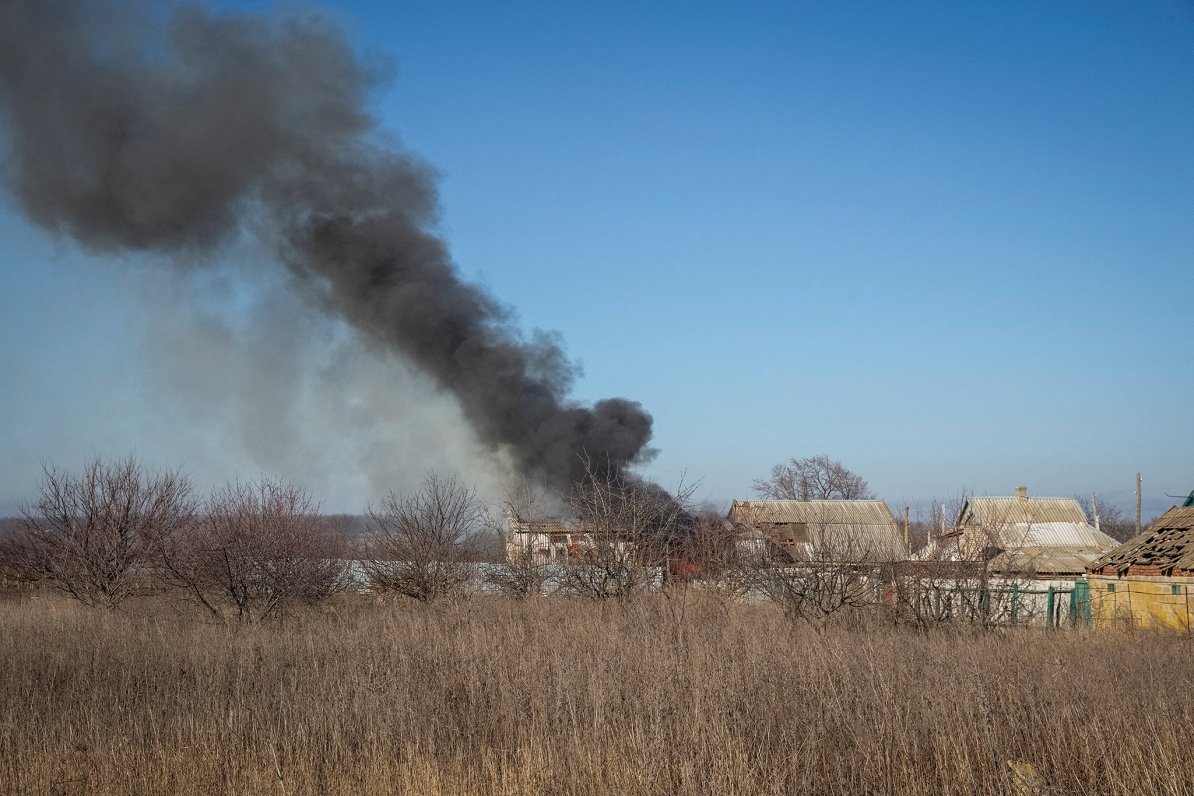 Degoša māja pēc Krievijas raķešu uzbrukuma Vuhledarā, 2023. gada 27. janvārī