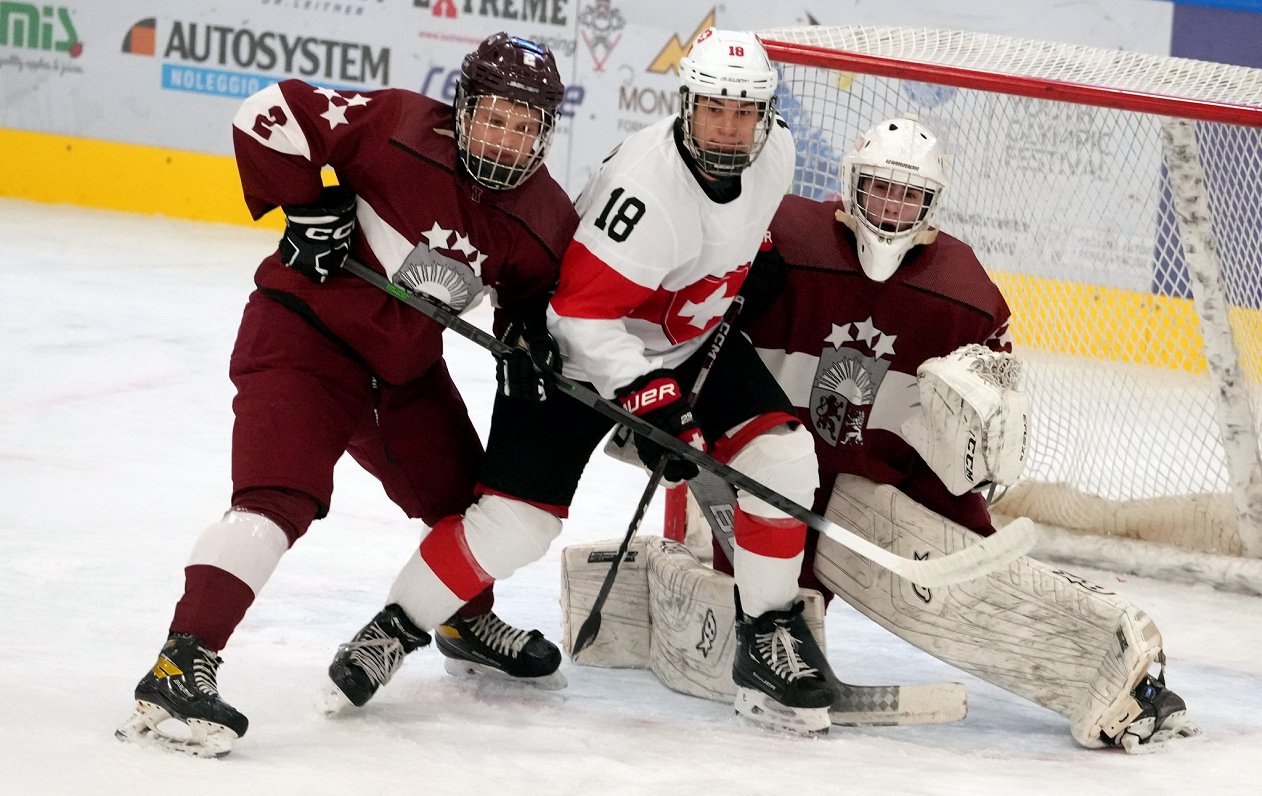 Latvijas un Šveices hokejistu spēle Eiropas jaunatnes ziemas olimpiskajā festivālā
