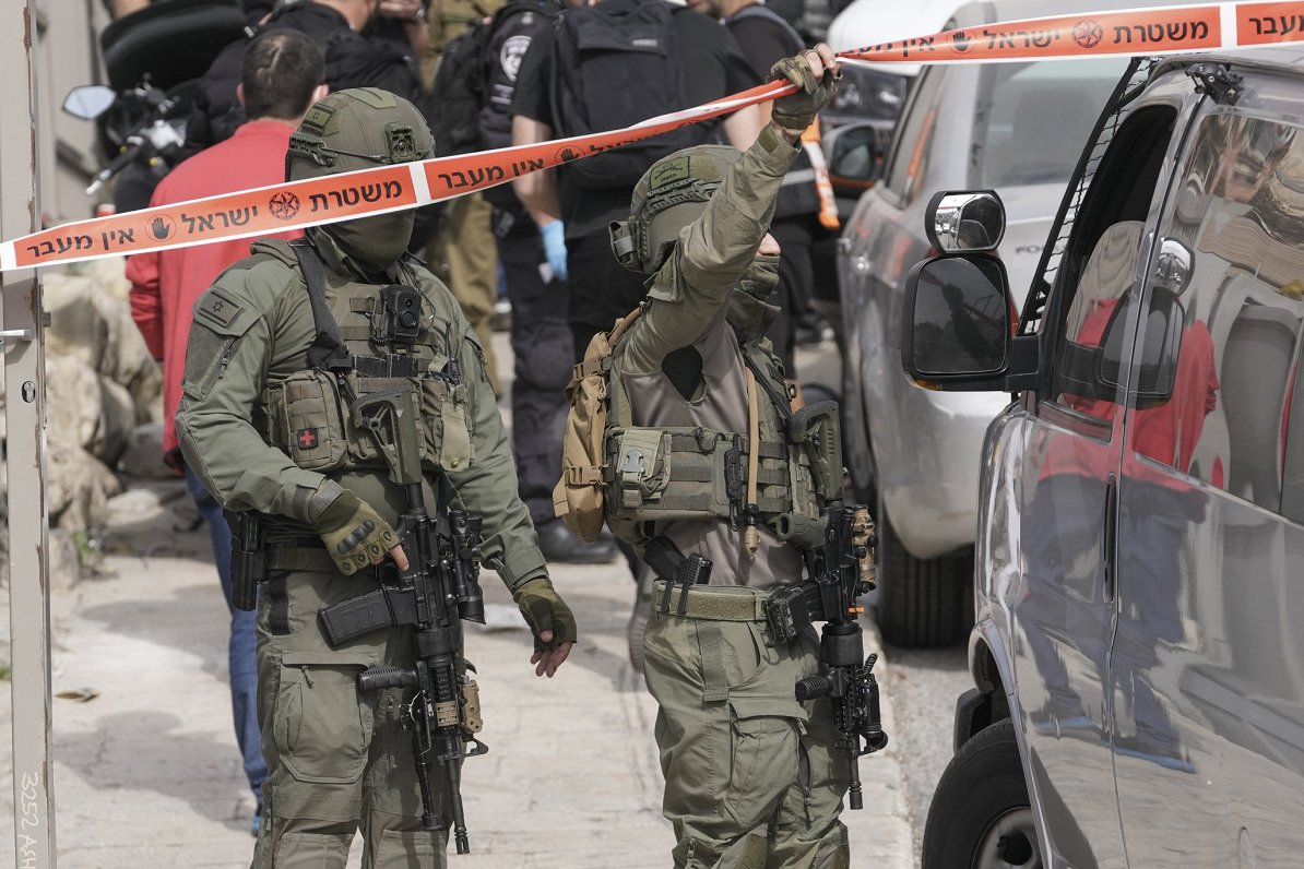 Izraēlas policisti ierobežo uzbrukuma vietu