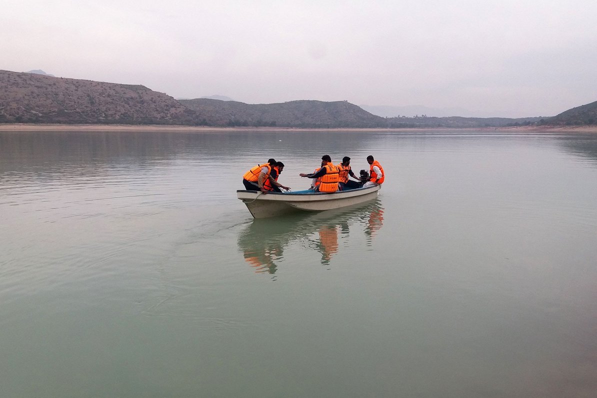 Glābēji meklē upurus pēc negadījuma ar laivu Tandas dambja ezerā, 2023. gada 29. janvāris